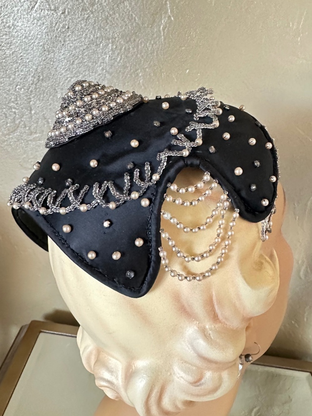 SENSATIONAL 1950s' BLACK SIAMESE STYLE FABRIC COCKTAIL HAT + BEADING/PEARLS - Picture 6 of 14